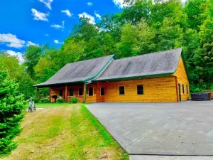 Log Cabin/ w hot tub, outdoor pool & pool table