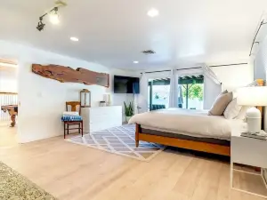 Lakefront, beach, hot tub, putt course, paddleboards, boat ramp, deck, fireplace