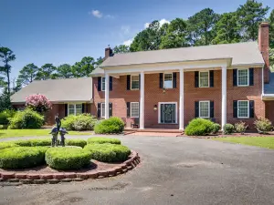 Waterfront Cambridge Gem w/ Hot Tub, Pool & Dock!