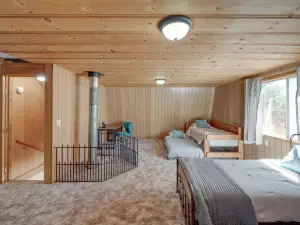 Quiet Sequoia National Forest Cabin w/ Fireplace