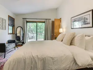 Peaceful 3Br Cabin with Resort Amenity Access