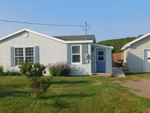 Cozy Mountainview Bungalow. French Fishing Village. Whale Watching tours.