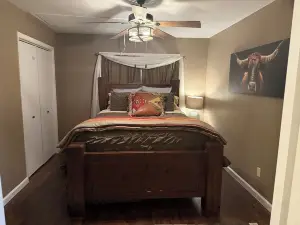 Welcoming 2-bedroom house with HVAC in  Clarendon with large lot and court yard