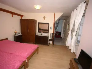 Coastal apartment in Vis near sea