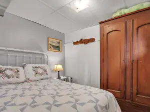 Rustic Willow Retreat - Outdoor Adventures 2 Bedroom Cabin by RedAwning