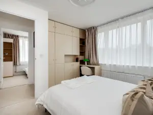 Tranquil 4-Bed Oasis Modern & Chic