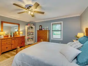 Covered Patio, Fire Pit & Grills: Olmstead Getaway