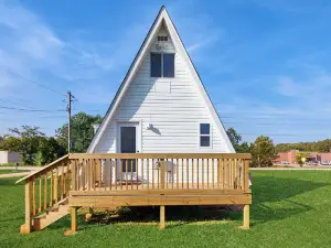 Dog-friendly A-frame Cabin w/ Deck