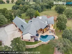 Hilltop Ranch House - Holiday & Family Destination