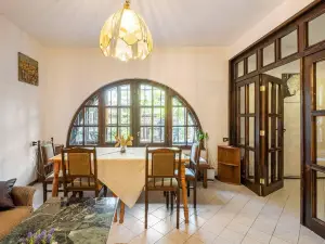 Lovely 5-Bed Authentic House in the Arbanasi