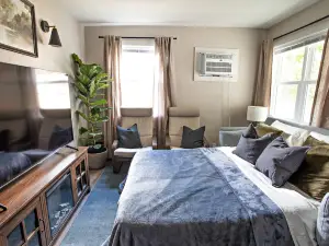 New Hagerstown Apartment - Self Check-in. Sleeps 4+