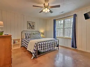 Peaceful Family Cabin on 10 Acres w/ Game Room!