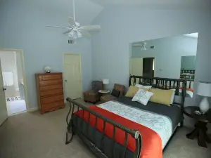 Lovely, secluded 2-bedroom 2 bathroom Condo in Greenwood with WiFi and AC