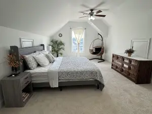 Modern Eloquent 5-bedroom house for Masters Group WiFi, AC, kayaking Plus more!