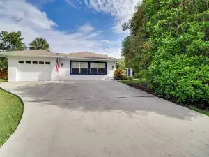'Casa Blanco' Escape w/ Fire Pit in Sebastian!