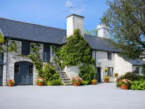 Dolgun Uchaf Historic B&B and Cottages in Snowdonia