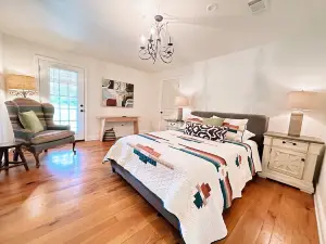 The Whitehouse – Louisiana Country Getaway on 8 Peaceful Acres with Pond Views