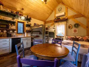Storybook Cottage @ Four Fillies Lodge-Glamping