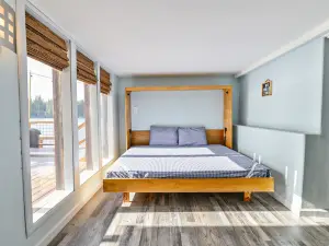 Year around  Bliss Lakehouse with hottub and deck