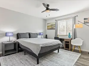 Central Festus Studio Apartment. Private Parking-Gigabit Wifi-Full Size Kitchen.