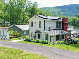 Modern Waterfront Lakehouse Sleeps 8, Dock, Mountain Views & Close to Middlebury