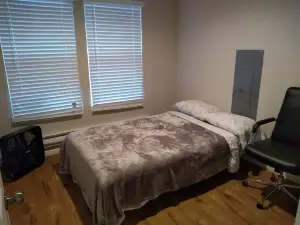 ⁂ Memory Foam Bed, Blackout Curtains & Smart TV