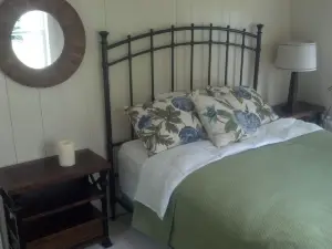 Charming Lake Cottage est 1903! Private and relaxing waterfront, family fun!