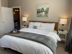 Water Views and Fitness Center - Gorgeous Stylish Retreat