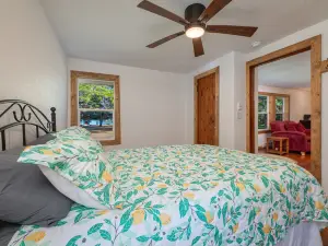 Relaxing Retreat….1 bedroom on amazing waterway for all recreational ambitions.