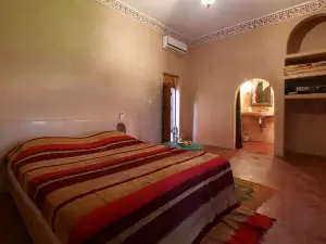 Traditional villa with 4 suites and family pool