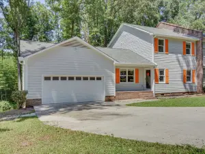 Charming Seneca Home - 3 Mi to Memorial Stadium!