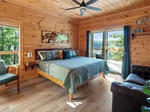 Sunsets 4ever Cabin- 360 views 2-bedroom cabin with WiFi & Hot Tub