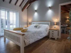 The Old Stables - 3 Bedroom Cottage - Angle