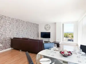 Stylish Garden View Apartment