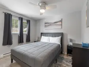 Charming 2-bedroom apartment with WiFi, AC in Olympia