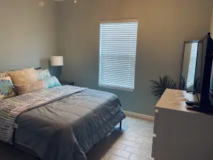 3-bedroom house in Lower Keys with Hot Tub, Sleeps 10+, Pet Freindly
