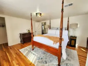 Chic, Spacious Pet Friendly Apt Near Attractions/Food/EWR/NYC