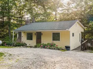 4PelicansOhio: Refreshing Cabin Near Leesville Lake… Pets Welcome… 3 Queens