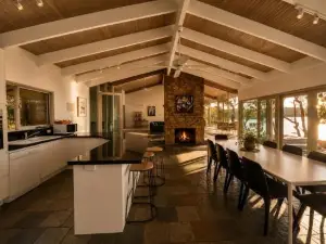 Glasshouse Lake Eildon Architectural Retreat