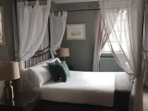 Smugglers Hotel