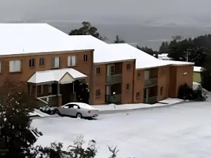 Acacia Snowy Motel