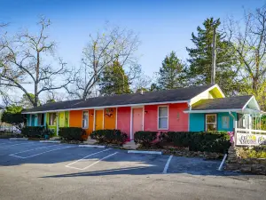 Sherwood Court Cottages & Guest Rooms