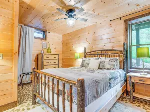 15 Mi to Hocking Hills: Secluded Cabin w/ Hot Tub
