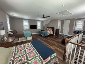 Relaxing Cottage Getaway on the Lake with full water access. Sleeps 12.