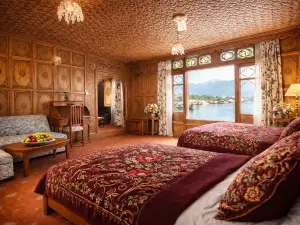 Mascot Houseboats