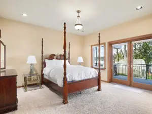 Elephant Home/Private HUGE Lakefront home, Waterslide/boating/kayaking/fishing.