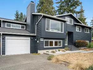 Spacious Dining, Cozy Living, and Large Deck - Stylish Family Haven