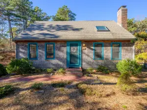 Charming Retreat with Fire Pit and Beautiful Garden - Tranquil Escape