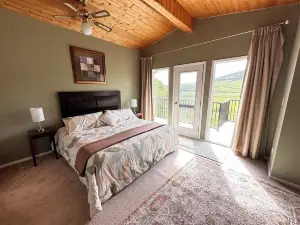 Cozy Mountain home with easy access to all of the Castle region!