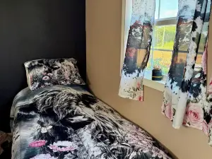 Charming 1 room cottage with overnight horse boarding, country views, and WiFi